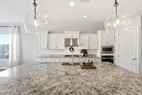 Kitchen - 1422 E Milada Dr, Phoenix, AZ 85042 photo 3 of 4