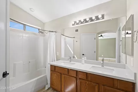 Bath - 3905 E Renee Dr, Phoenix, AZ 85050 photo 2 of 3