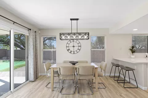 Dining - 3905 E Renee Dr, Phoenix, AZ 85050 photo 2 of 3