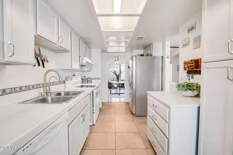 Kitchen - 3048 E Cannon Dr, Phoenix, AZ 85028 photo 1 of 3
