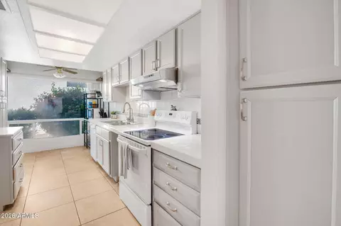 Kitchen - 3048 E Cannon Dr, Phoenix, AZ 85028 photo 3 of 3