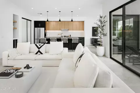 Living - 4002 N 33rd Pl, Phoenix, AZ 85018 photo 3 of 4