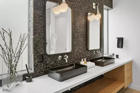 Bath - 4002 N 33rd Pl, Phoenix, AZ 85018 photo 1 of 5