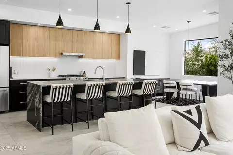Kitchen - 4002 N 33rd Pl, Phoenix, AZ 85018 photo 4 of 9