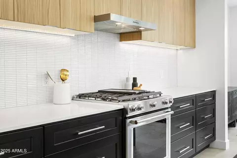 Kitchen - 4002 N 33rd Pl, Phoenix, AZ 85018 photo 5 of 9