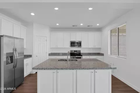 Kitchen - 5814 S Daisy Patch Pl, Phoenix, AZ 85040 photo 3 of 4