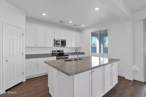 Kitchen - 5814 S Daisy Patch Pl, Phoenix, AZ 85040 photo 2 of 4