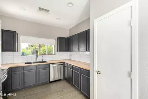 Kitchen - 1105 E Parkview Ct, Gilbert, AZ 85295 photo 2 of 3