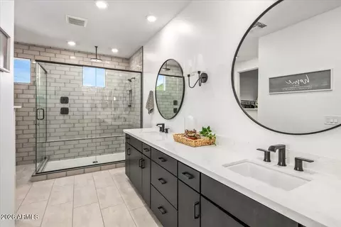 Bath - 1812 E Fallen Leaf Ln, Phoenix, AZ 85024 photo 1 of 4