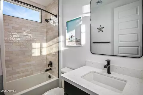 Bath - 1812 E Fallen Leaf Ln, Phoenix, AZ 85024 photo 3 of 4