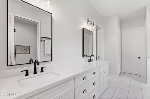 Bath - 4164 E Camelback Rd, Phoenix, AZ 85018 photo 3 of 8