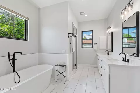 Bath - 4164 E Camelback Rd, Phoenix, AZ 85018 photo 1 of 8