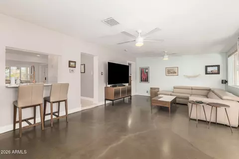 Living - 6811 N 11th Pl, Phoenix, AZ 85014 photo 2 of 4