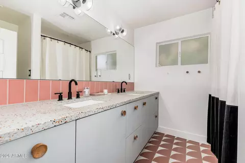 Bath - 6811 N 11th Pl, Phoenix, AZ 85014 photo 2 of 2