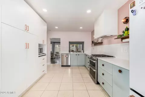 Kitchen - 6811 N 11th Pl, Phoenix, AZ 85014 photo 5 of 6