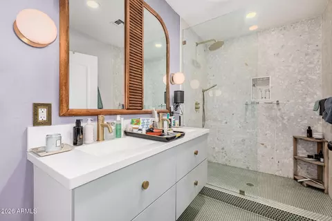 Bath - 6811 N 11th Pl, Phoenix, AZ 85014 photo 1 of 2
