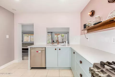 Kitchen - 6811 N 11th Pl, Phoenix, AZ 85014 photo 6 of 6