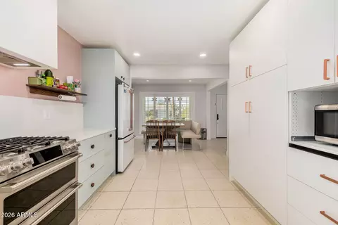 Kitchen - 6811 N 11th Pl, Phoenix, AZ 85014 photo 4 of 6