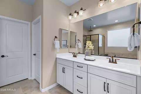 Bath - 2327 E Harwell Rd, Phoenix, AZ 85042 photo 3 of 5