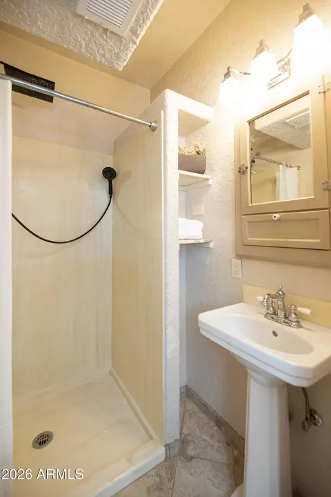 Bath - 1636 E Pinchot Ave, Phoenix, AZ 85016 photo 3 of 3