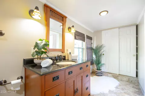 Bath - 1636 E Pinchot Ave, Phoenix, AZ 85016 photo 2 of 3
