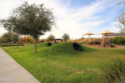 Exterior - 9225 W Willow Bend Ln, Phoenix, AZ 85037 photo 6 of 9