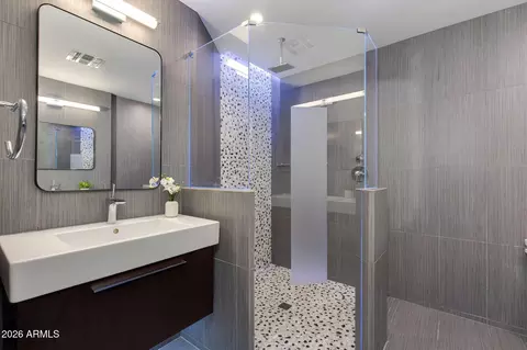 Bath - 3715 E Glenrosa Ave, Phoenix, AZ 85018 photo 3 of 4
