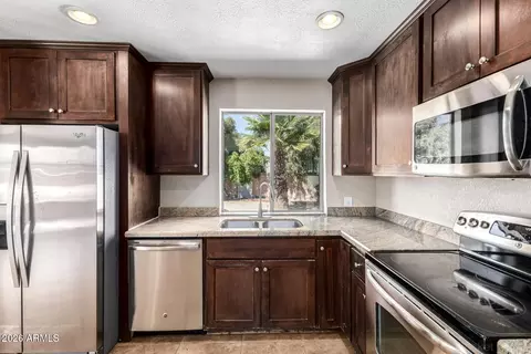 Kitchen - 4344 E Shea Blvd, Phoenix, AZ 85028 photo 1 of 4