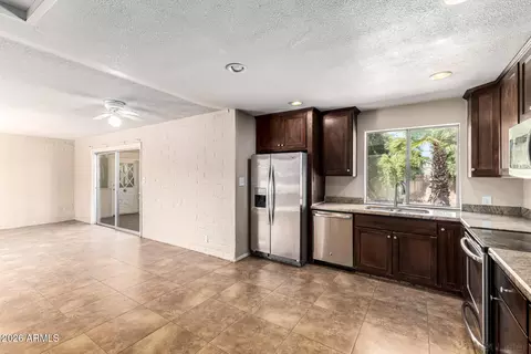 Kitchen - 4344 E Shea Blvd, Phoenix, AZ 85028 photo 4 of 4