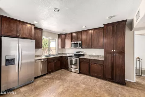 Kitchen - 4344 E Shea Blvd, Phoenix, AZ 85028 photo 2 of 4