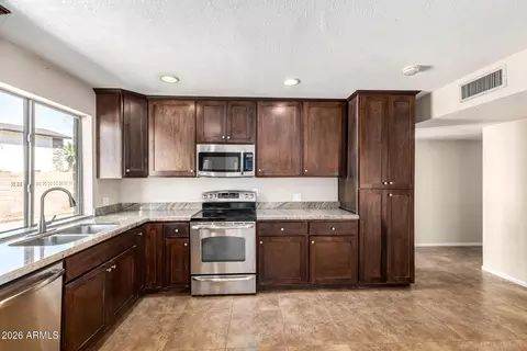 Kitchen - 4344 E Shea Blvd, Phoenix, AZ 85028 photo 3 of 4