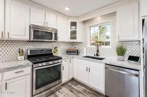Kitchen - 4138 E Villa Maria Dr, Phoenix, AZ 85032 photo 5 of 6