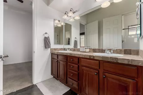 Bath - 10312 S 16th Dr, Phoenix, AZ 85041 photo 3 of 4