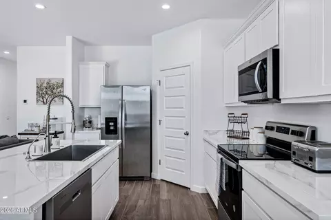 Kitchen - 2939 W Shanley Ave, Apache Junction, AZ 85120 photo 4 of 6