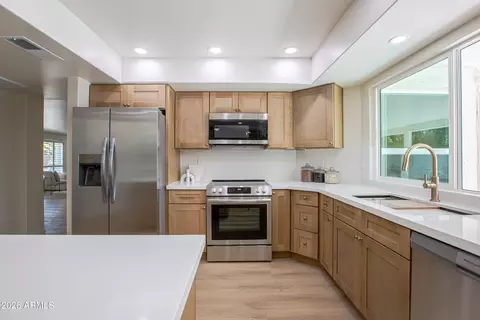 Kitchen - 4635 E Kings Ave, Phoenix, AZ 85032 photo 3 of 6