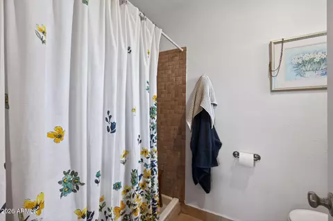 Bath - 5627 N 12th Ave, Phoenix, AZ 85013 photo 1 of 3