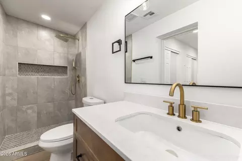 Bath - 335 W Vineyard Rd, Phoenix, AZ 85041 photo 1 of 3