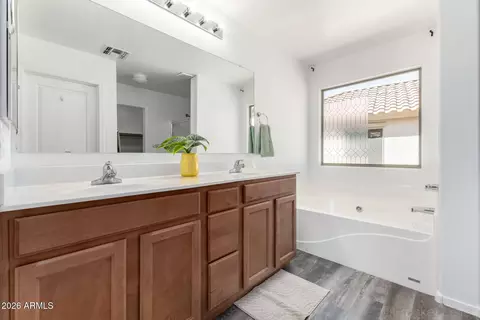 Bath - 3784 E Chickadee Rd, Gilbert, AZ 85297 photo 2 of 5