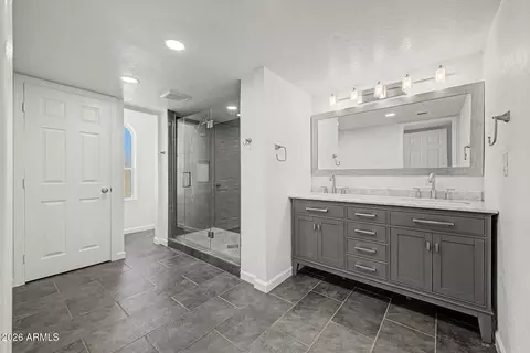 Bath - 2225 E Catalina Dr, Phoenix, AZ 85016 photo 3 of 4