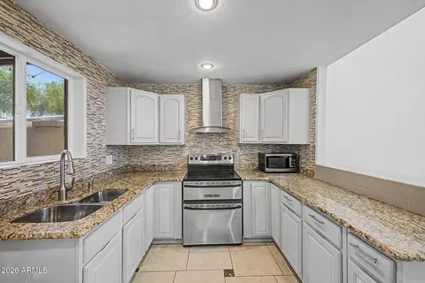 Kitchen - 2225 E Catalina Dr, Phoenix, AZ 85016 photo 3 of 4
