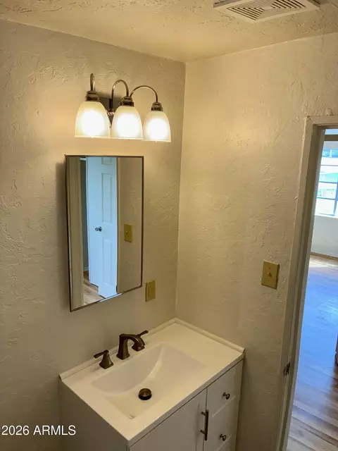 Bath - 130 Cochise Dr, Bisbee, AZ 85603 photo 2 of 3