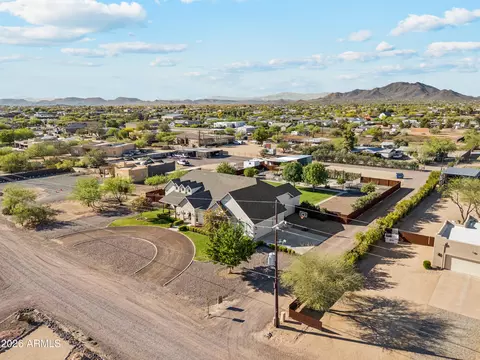 View/Area - 716 W Maddock Rd, Phoenix, AZ 85086 photo 3 of 12