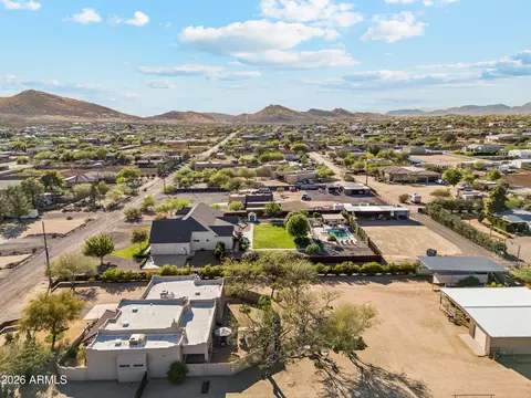 View/Area - 716 W Maddock Rd, Phoenix, AZ 85086 photo 4 of 12