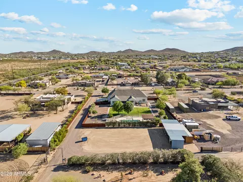 View/Area - 716 W Maddock Rd, Phoenix, AZ 85086 photo 6 of 12