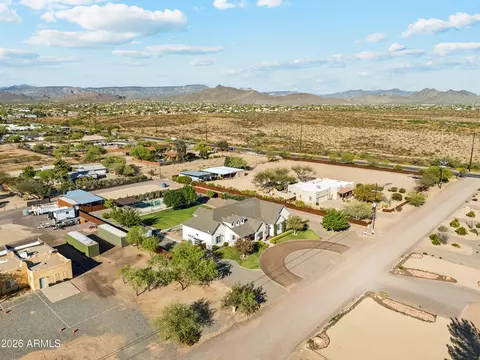 View/Area - 716 W Maddock Rd, Phoenix, AZ 85086 photo 2 of 12