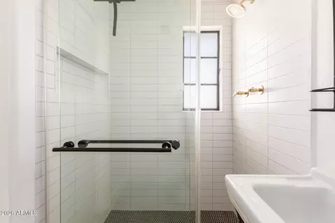 Bath - 3319 E Monte Vista Rd, Phoenix, AZ 85008 photo 2 of 3
