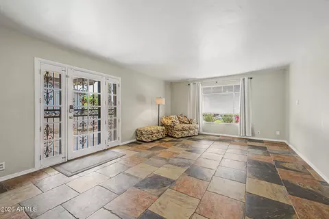 Living - 4237 N 34th Pl, Phoenix, AZ 85018 photo 1 of 6