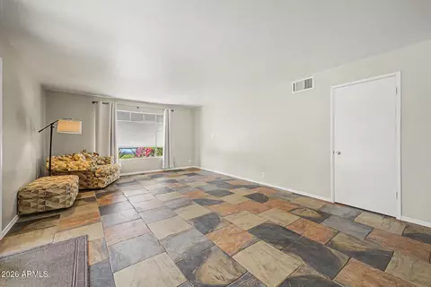 Living - 4237 N 34th Pl, Phoenix, AZ 85018 photo 2 of 6