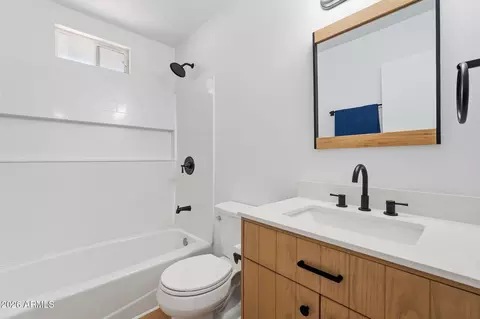 Bath - 10429 N 11th Ave, Phoenix, AZ 85021 photo 2 of 2