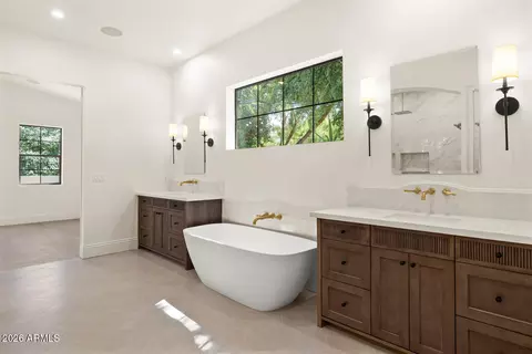 Bath - 3913 E Campbell Ave, Phoenix, AZ 85018 photo 4 of 7